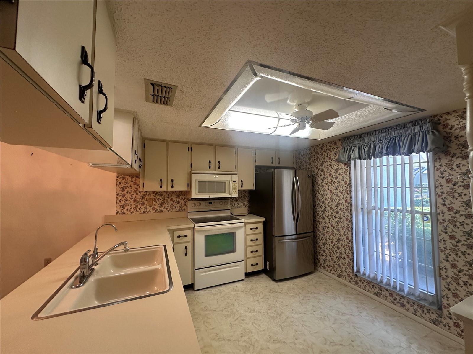 12423 Dearborn Dr #e Property Photo 7