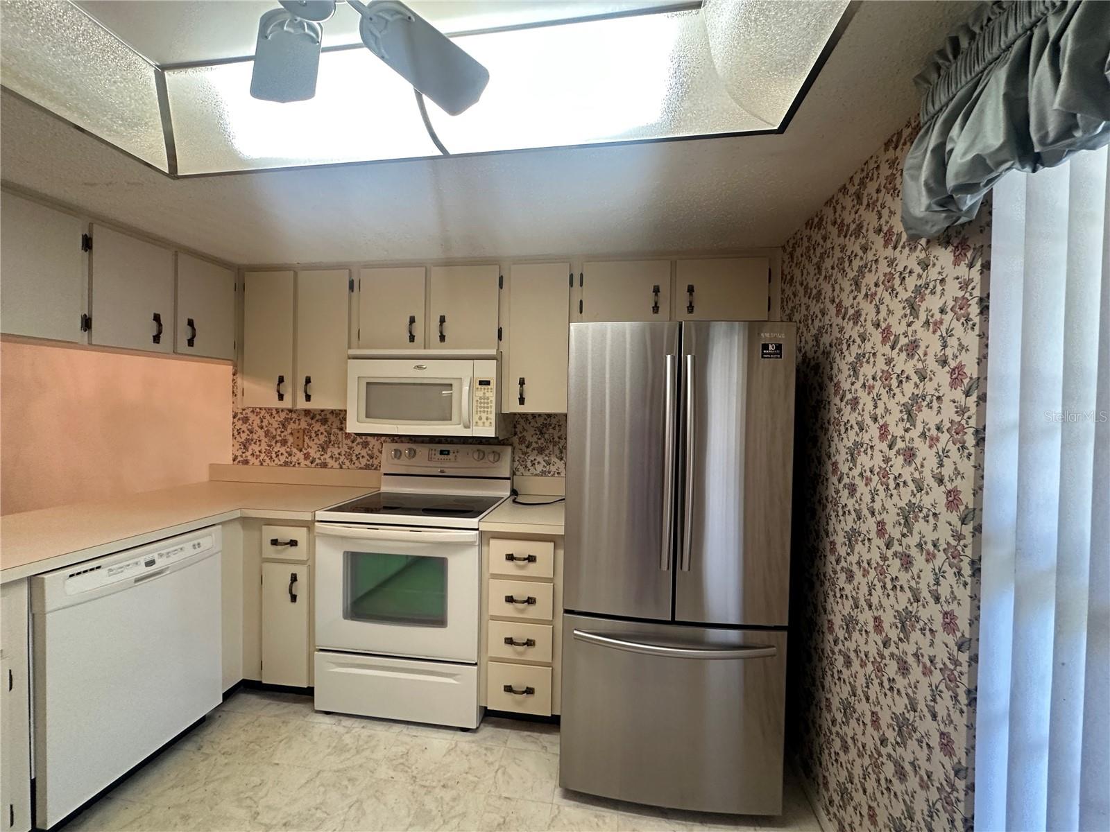 12423 Dearborn Dr #e Property Photo 8