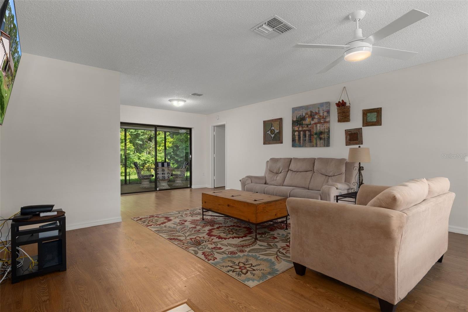 6300 Darien Way Property Photo 9