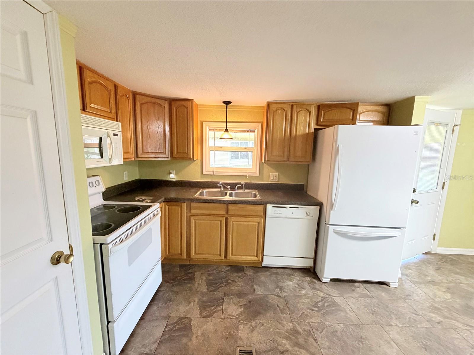 14224 Sandhurst St Property Photo 4