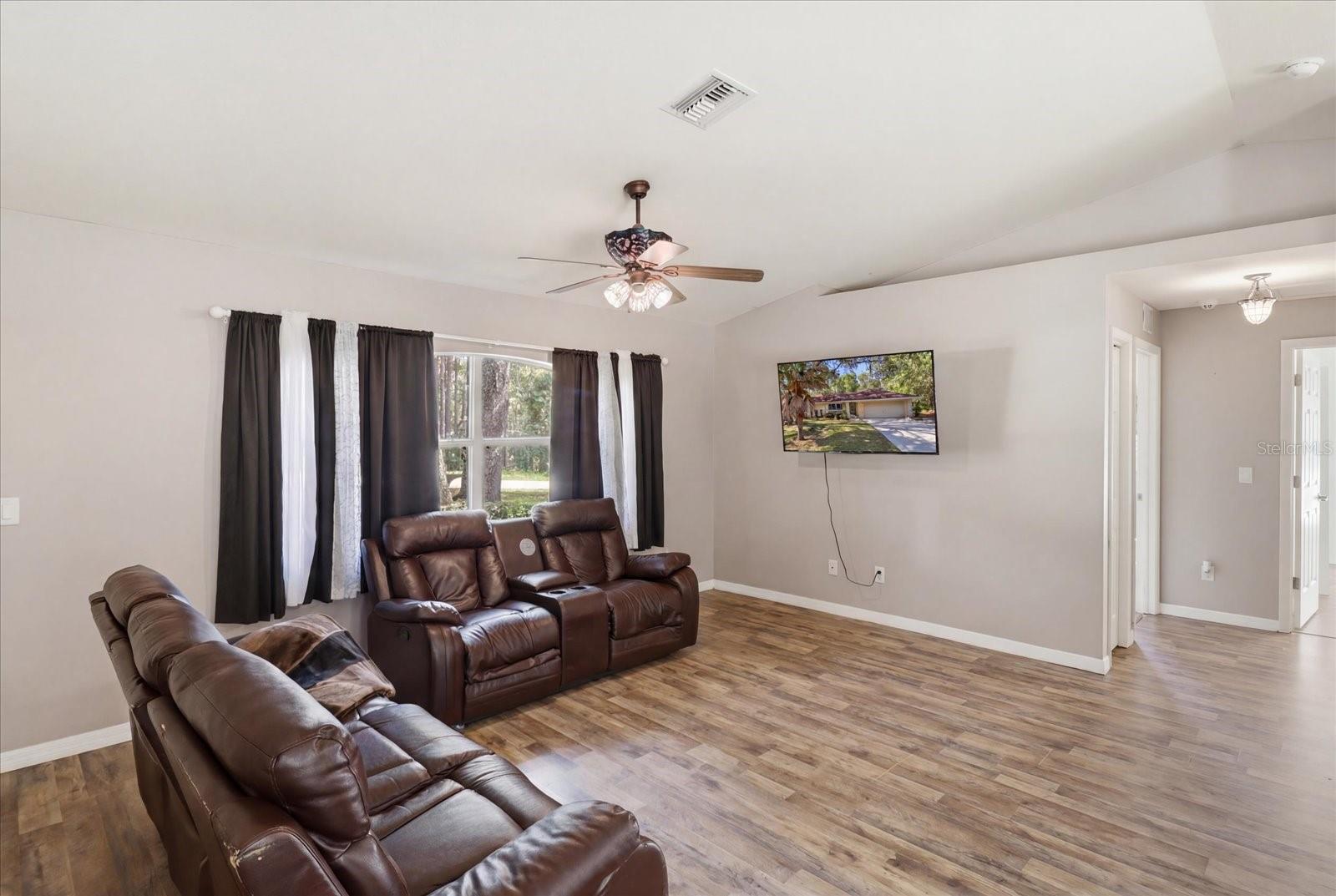 3220 E Rogers St Property Photo 6