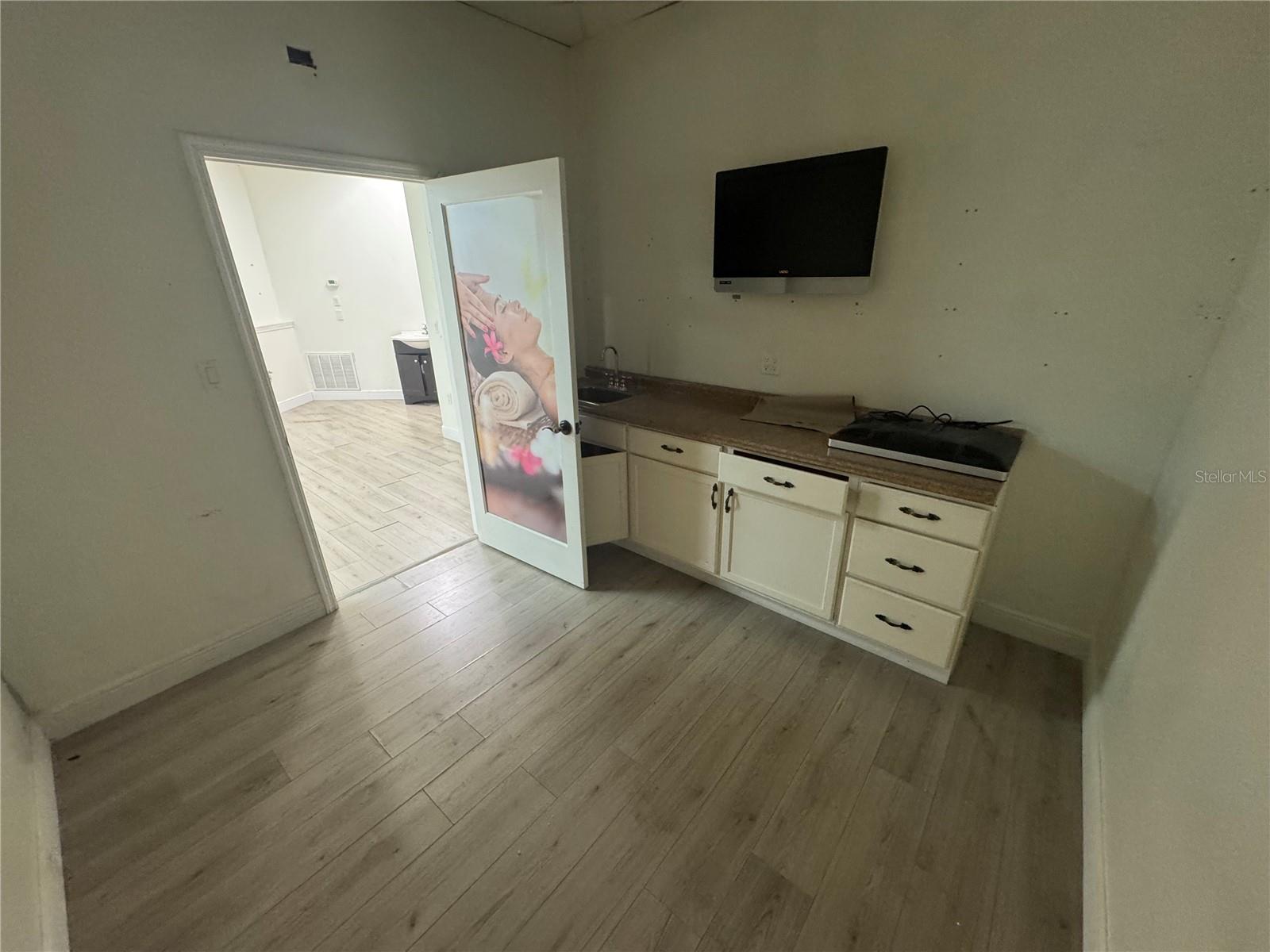 3274 Commercial Way Property Photo 6