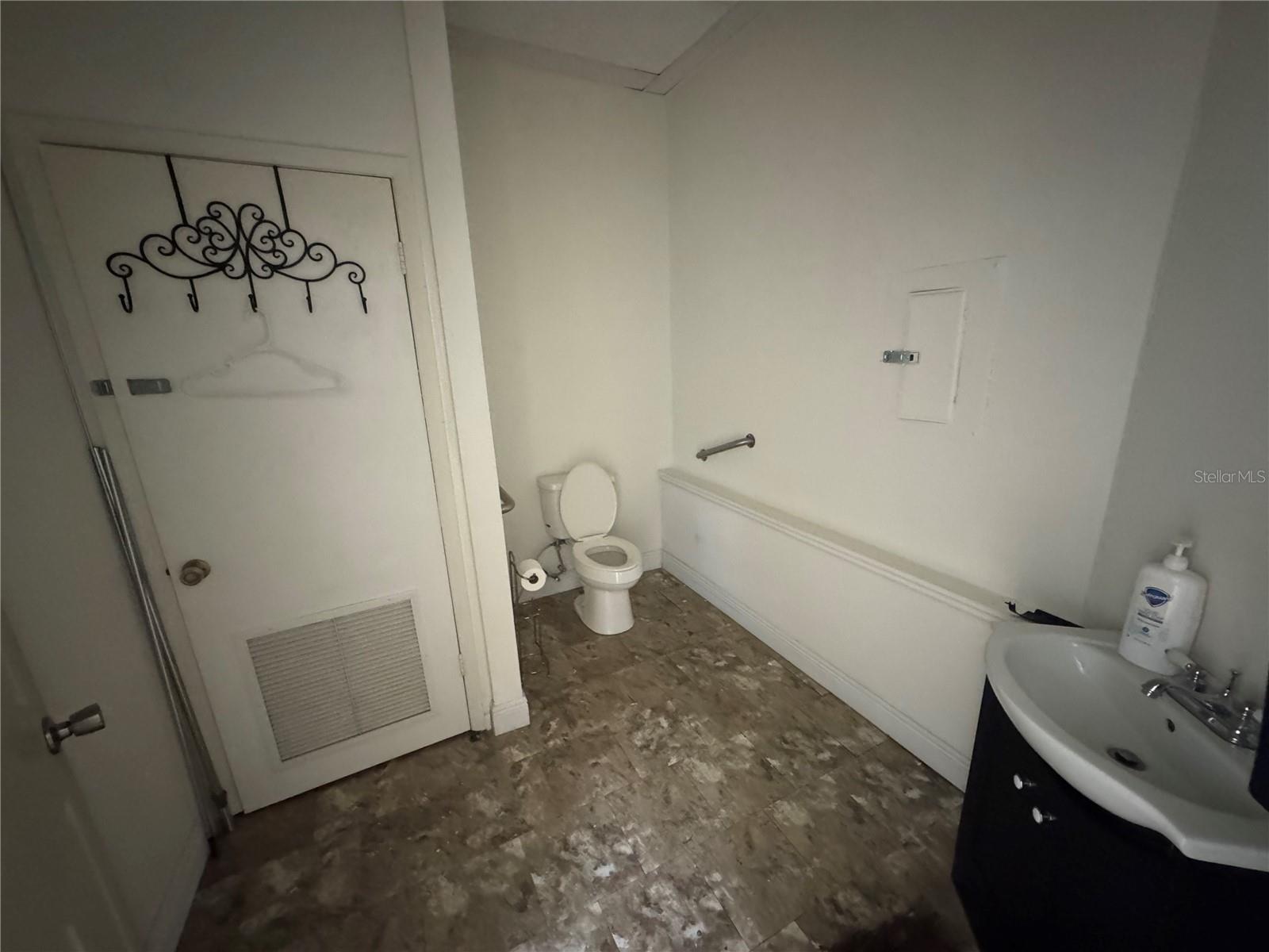 3274 Commercial Way Property Photo 8