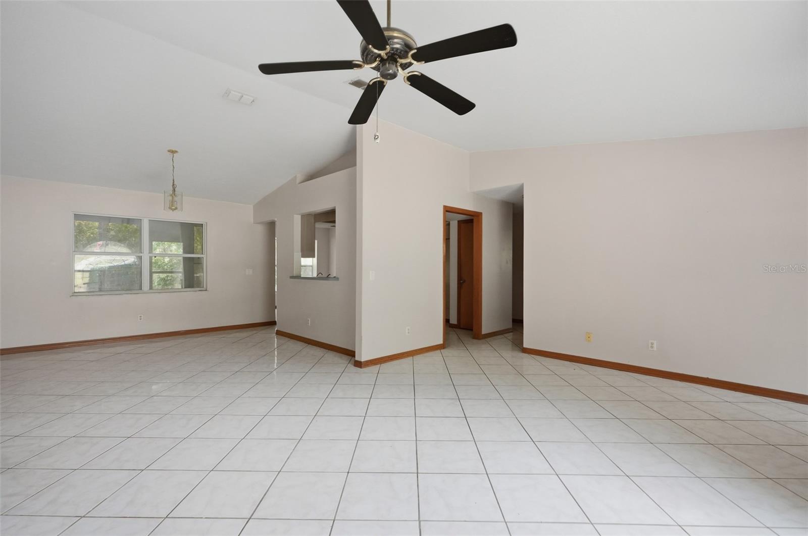1325 W Sorrento Dr Property Photo 6