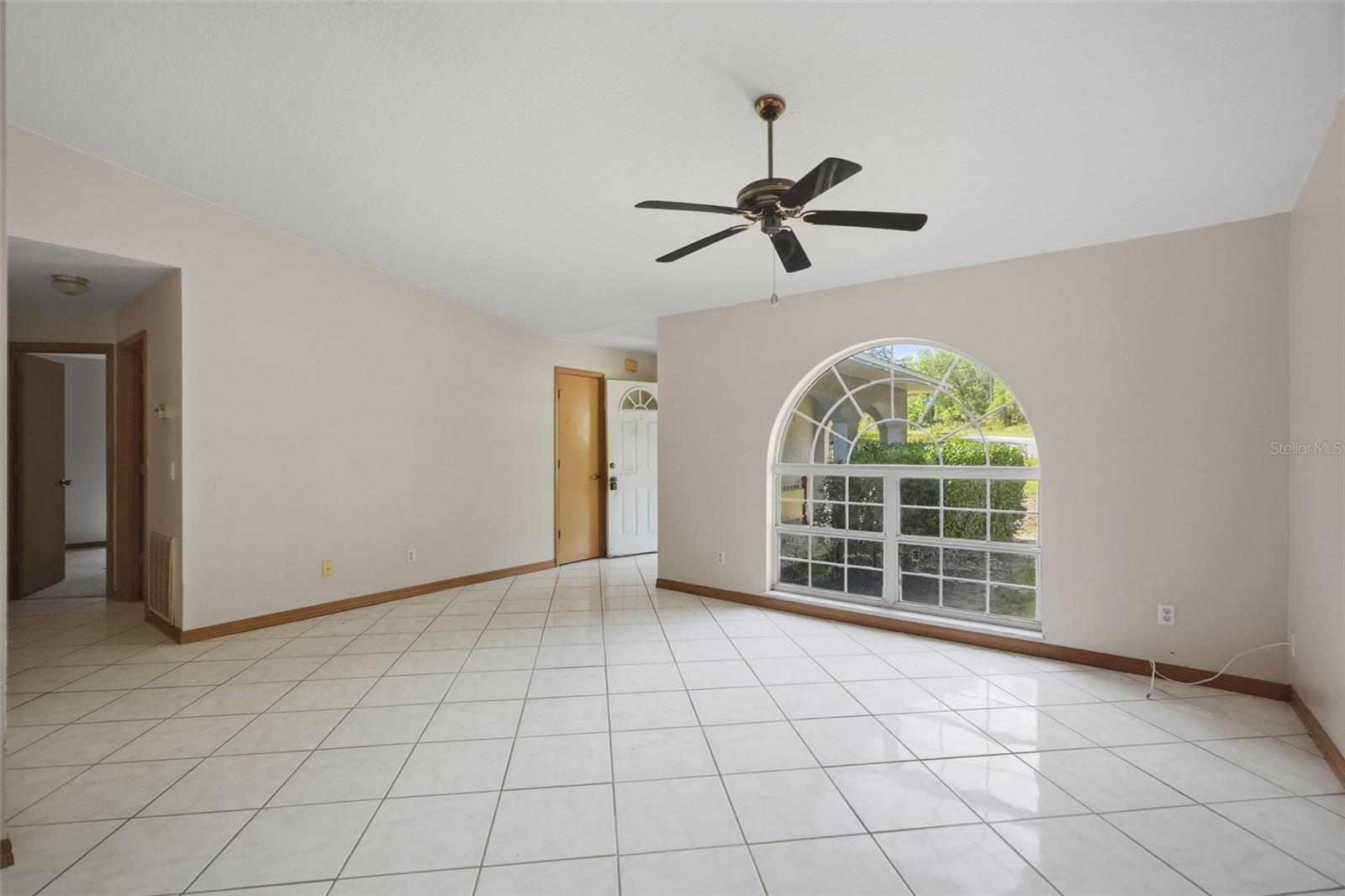 1325 W Sorrento Dr Property Photo 7