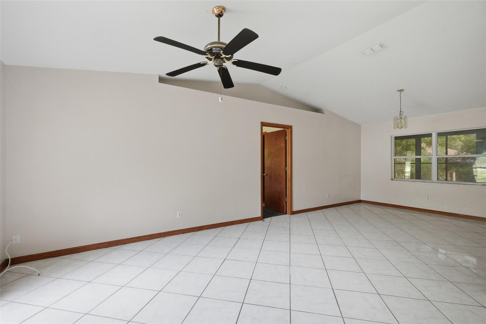 1325 W Sorrento Dr Property Photo 9