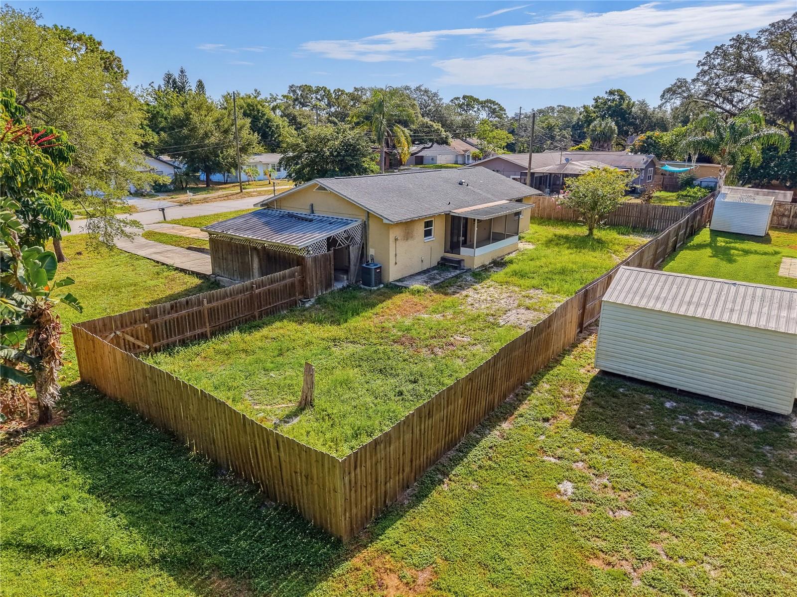 1116 E Oakwood St Property Photo 4