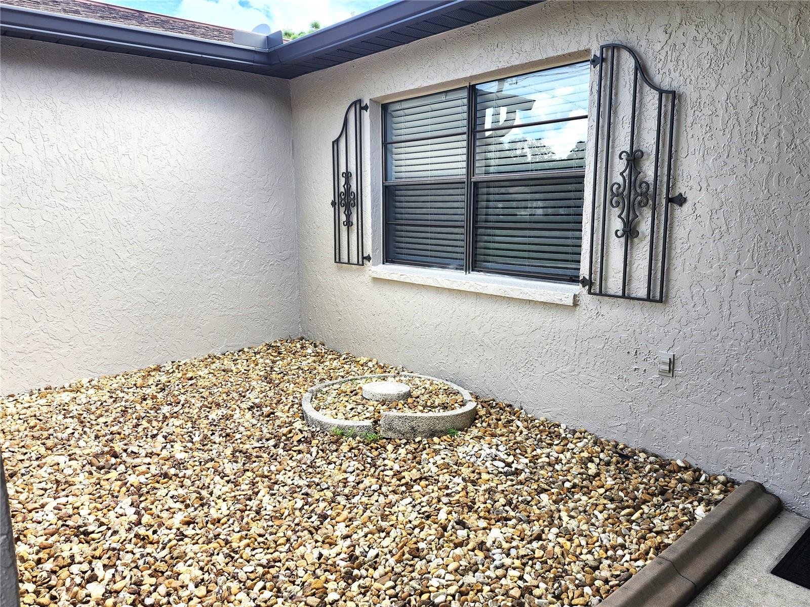 2354 Deltona Blvd Property Photo 4