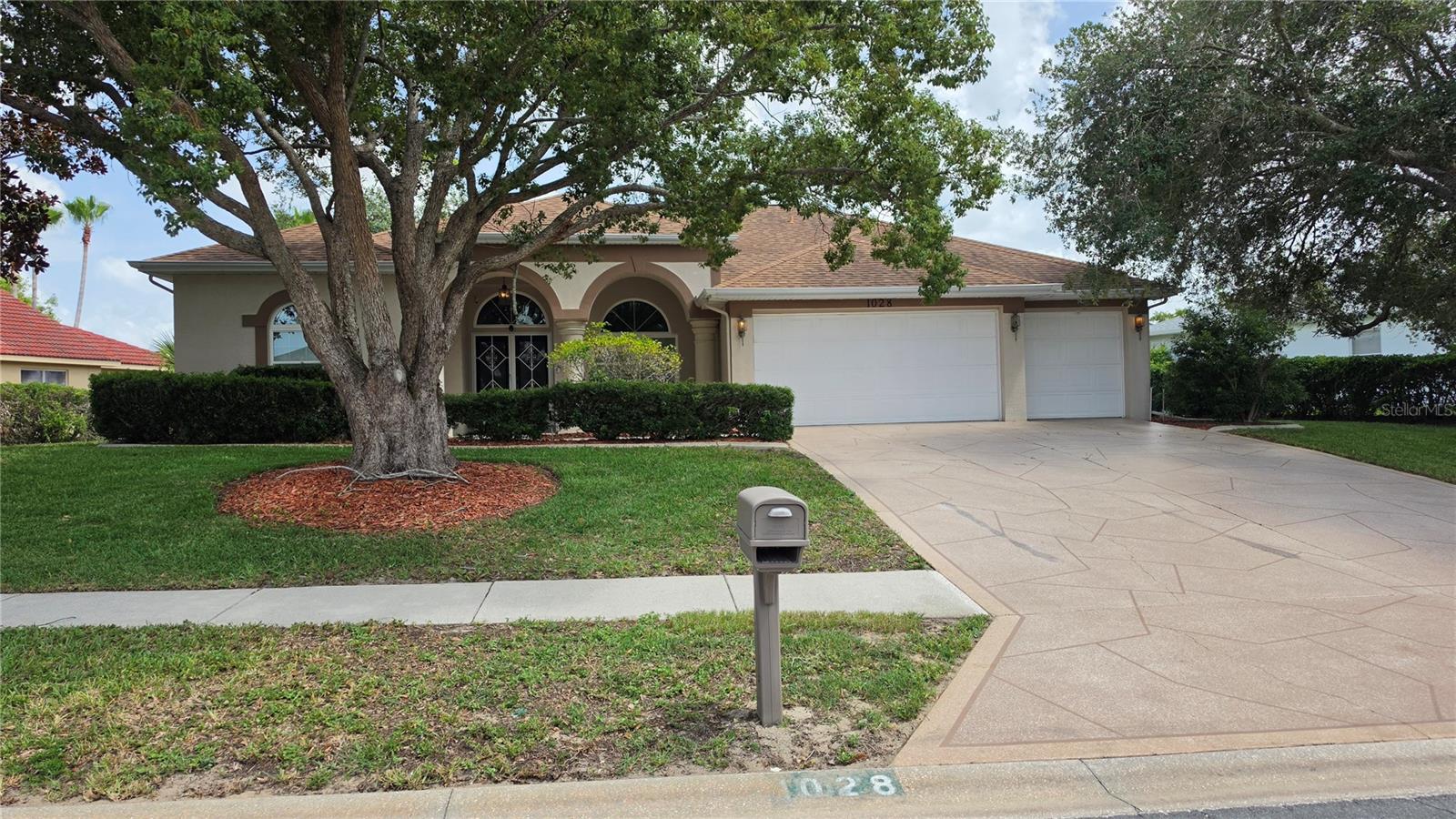 1028 ARCHWAY DR Property Photo 1
