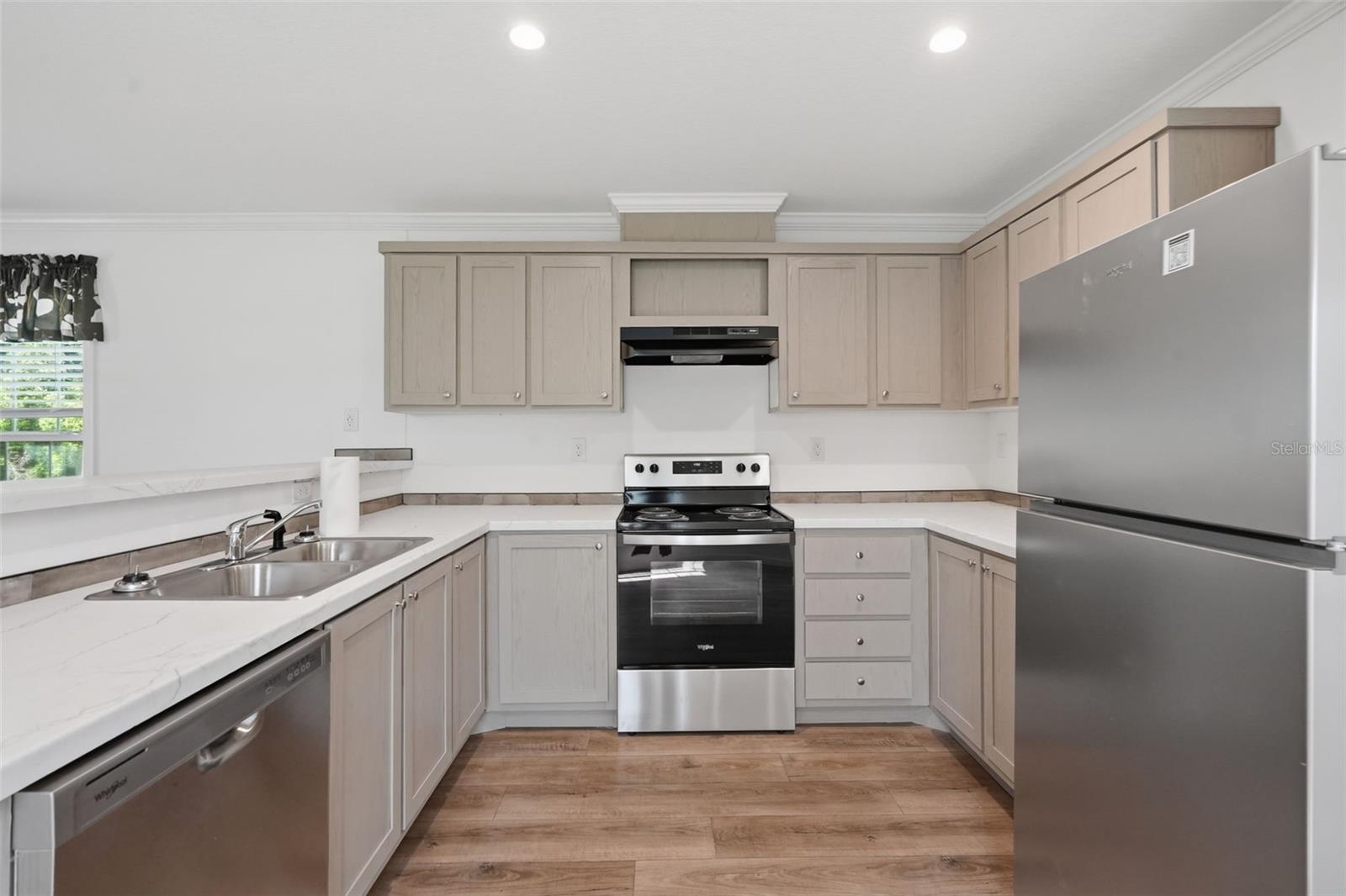 4241 E Hawaii Ln Property Photo 6