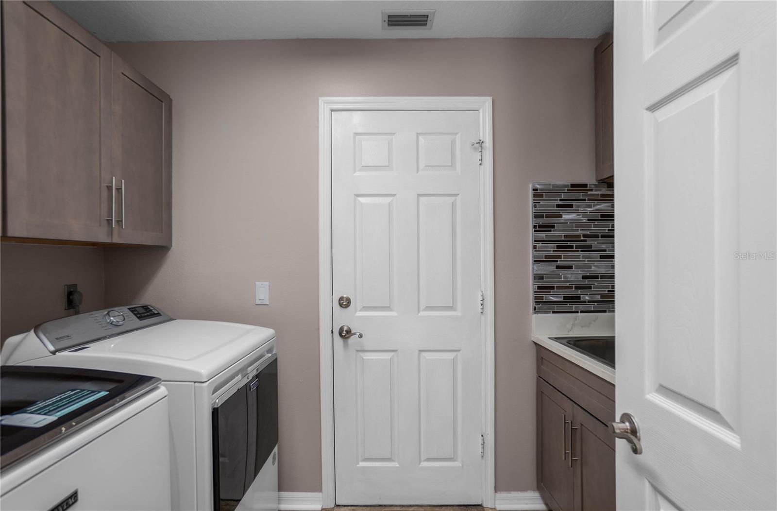 3048 E Balmoral Ct Property Photo 18