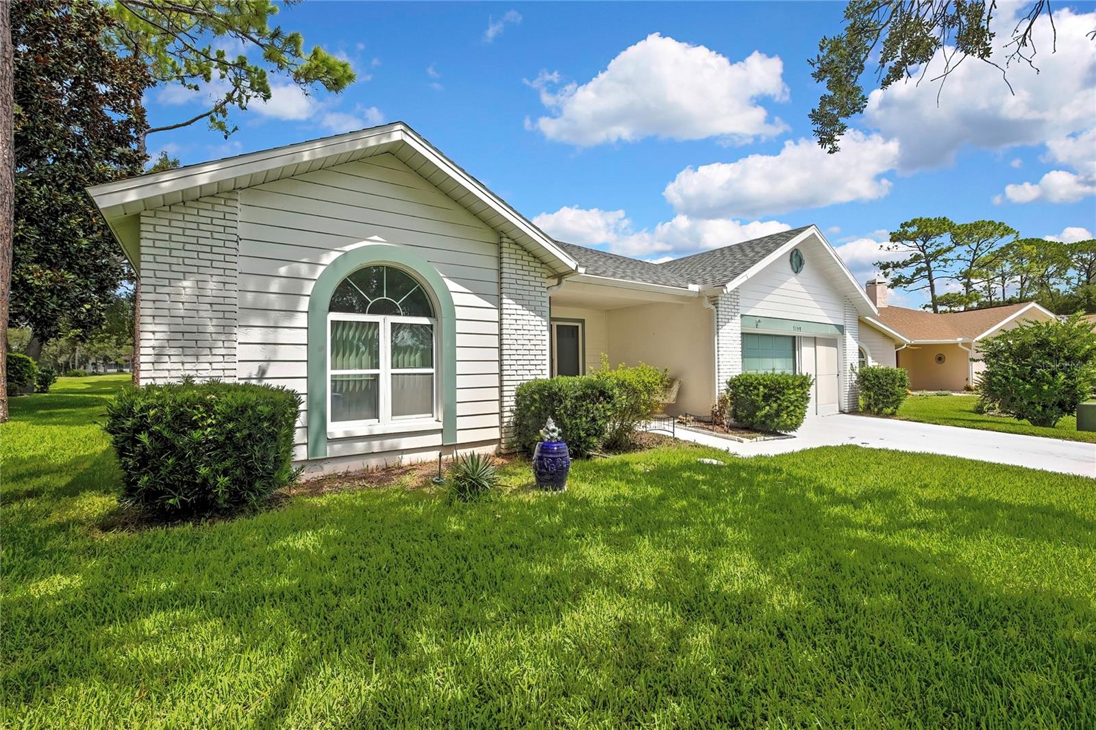 7159 Crown Oaks Dr Property Photo 3