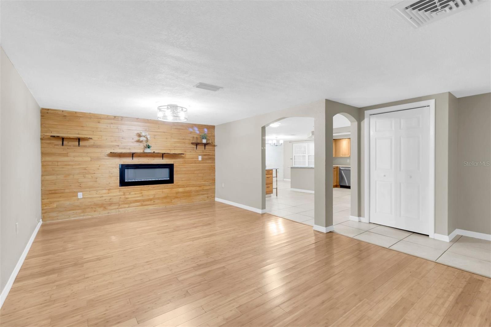 9203 Greenbriar Ln Property Photo 2