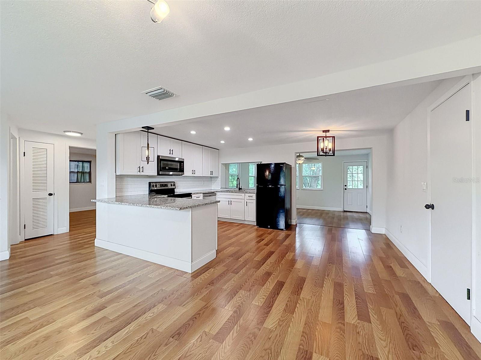 6845 Medlar Dr Property Photo 6