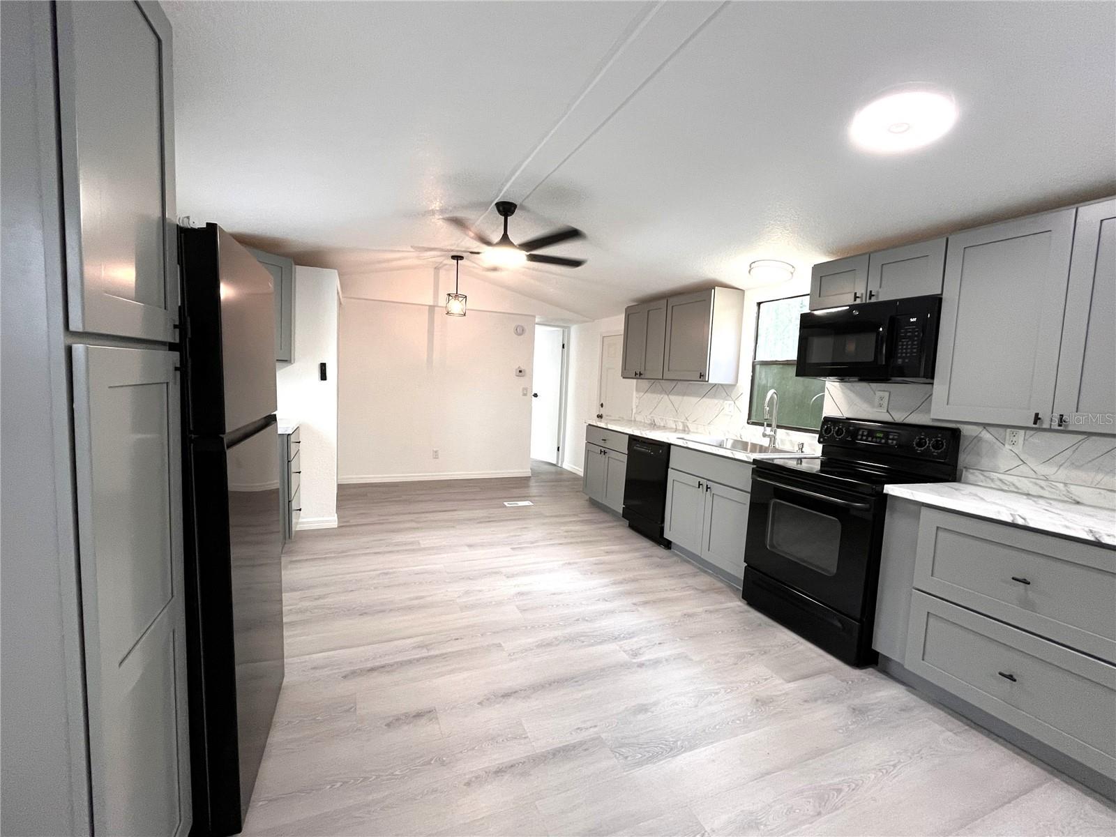 9860 Golden Loop Property Photo 3
