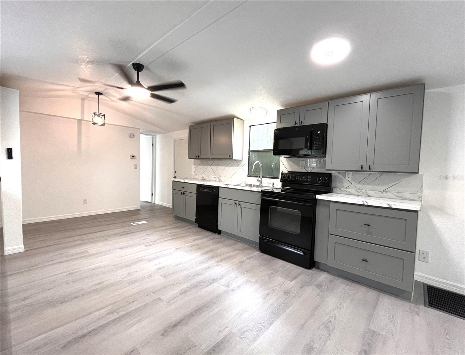 9860 Golden Loop Property Photo 8