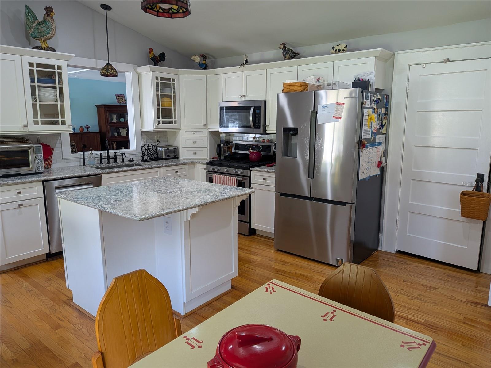 410 E Park St Property Photo 6