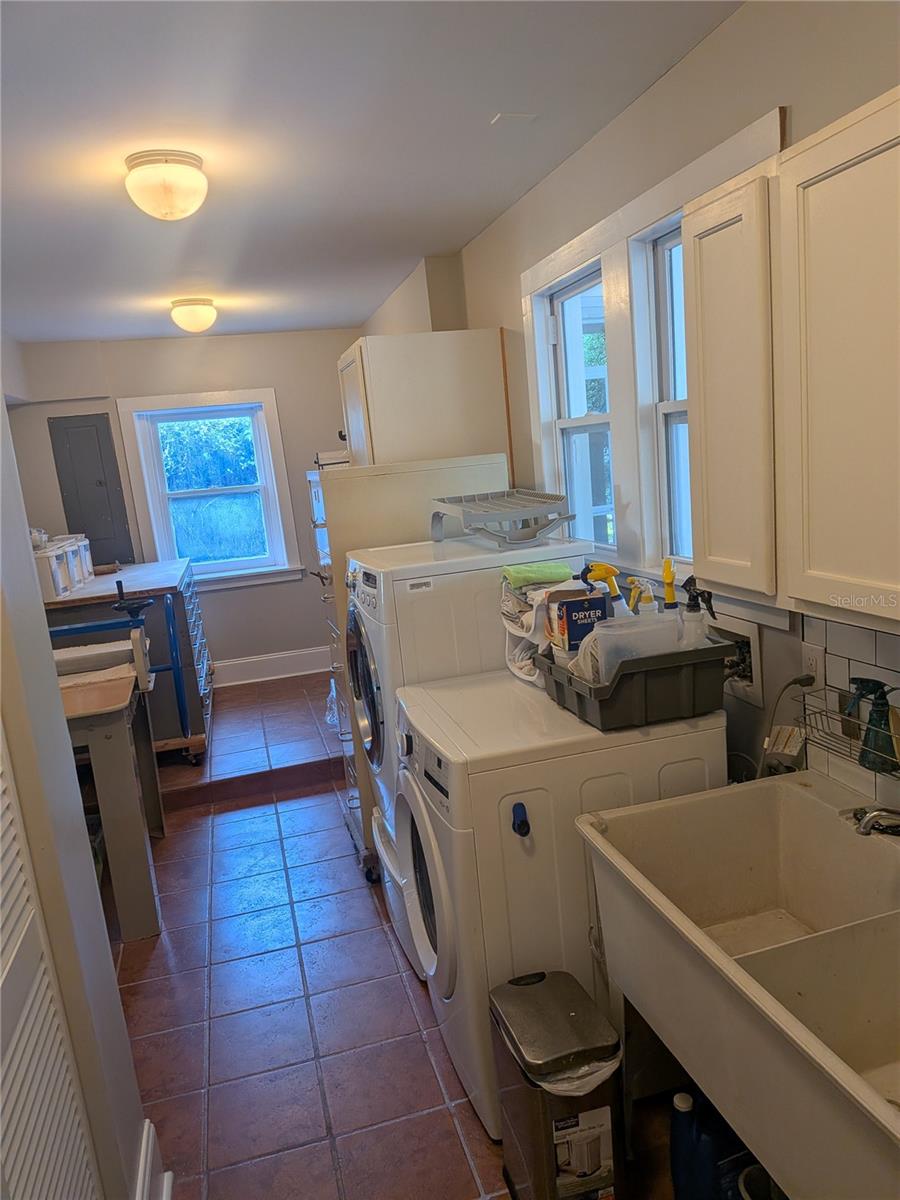 410 E Park St Property Photo 9