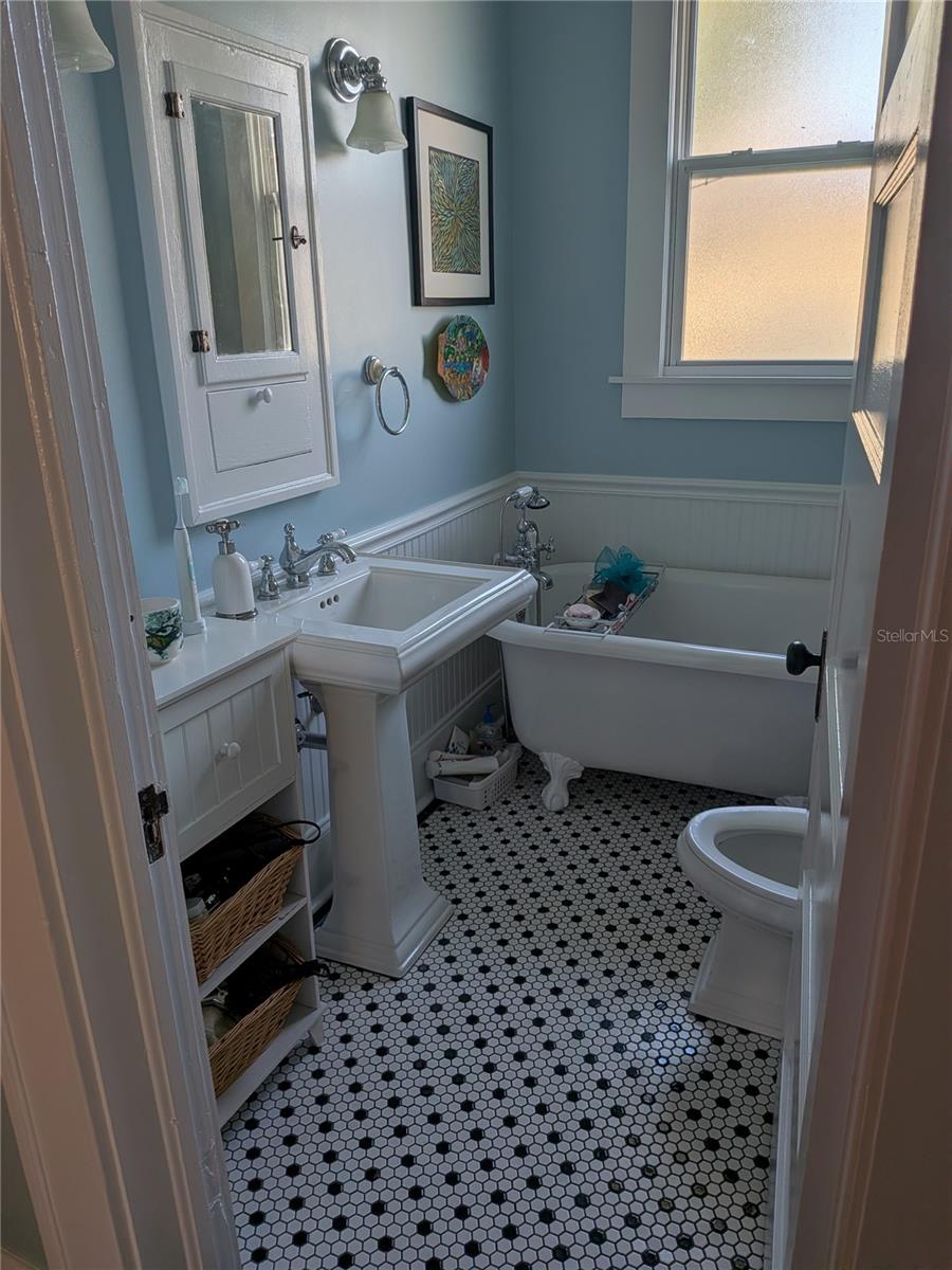 410 E Park St Property Photo 12