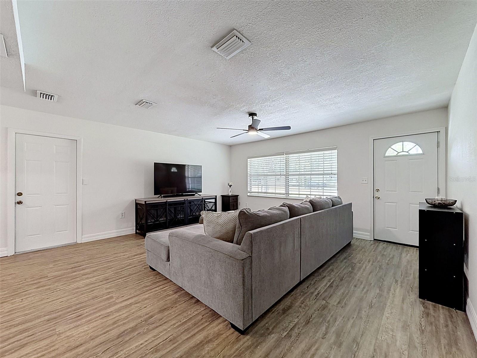 7022 W Crestview Ln Property Photo 6