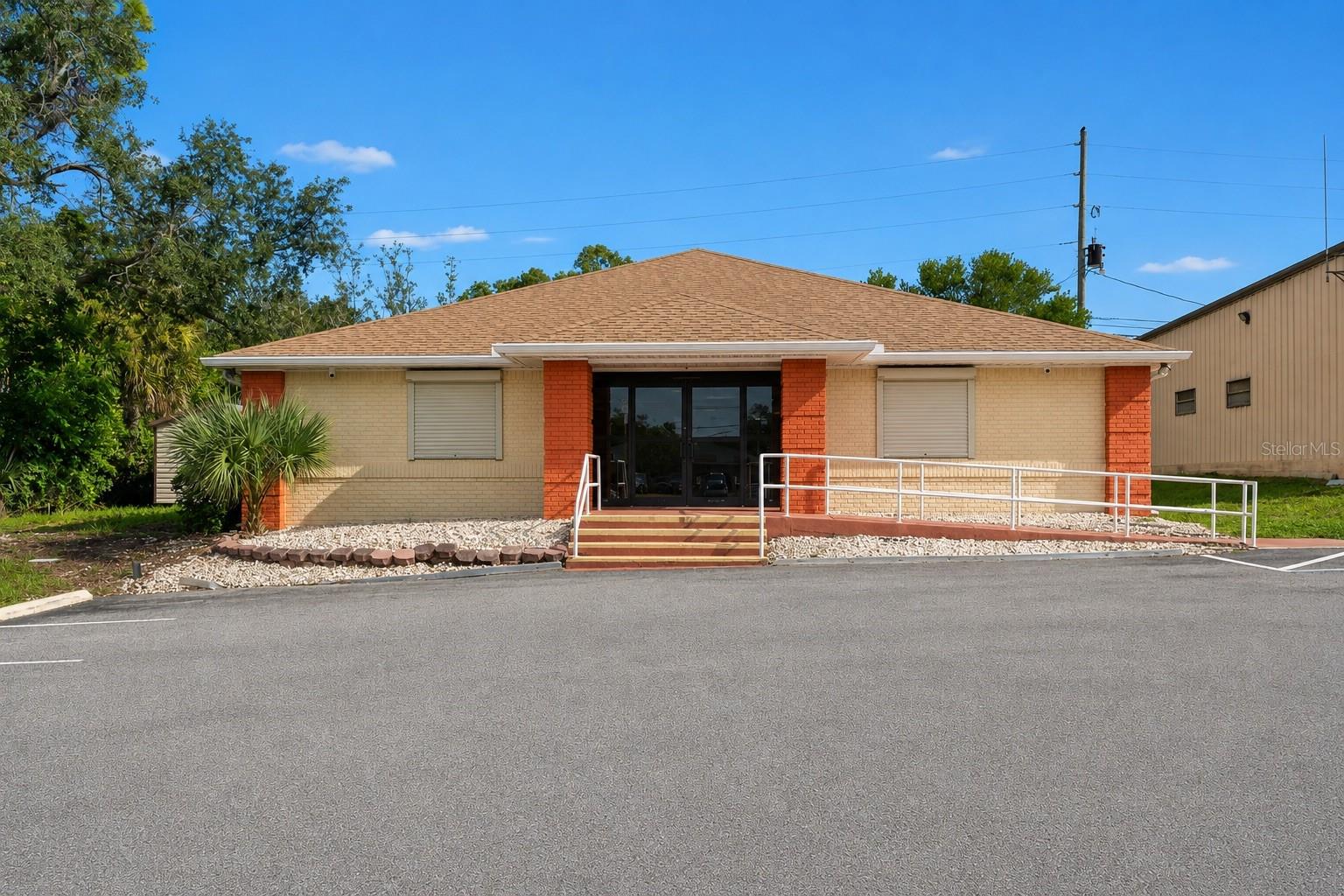 10507 Spring Hill Dr Property Photo 2