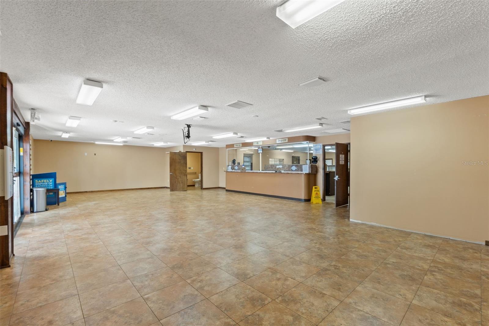 10507 Spring Hill Dr Property Photo 6