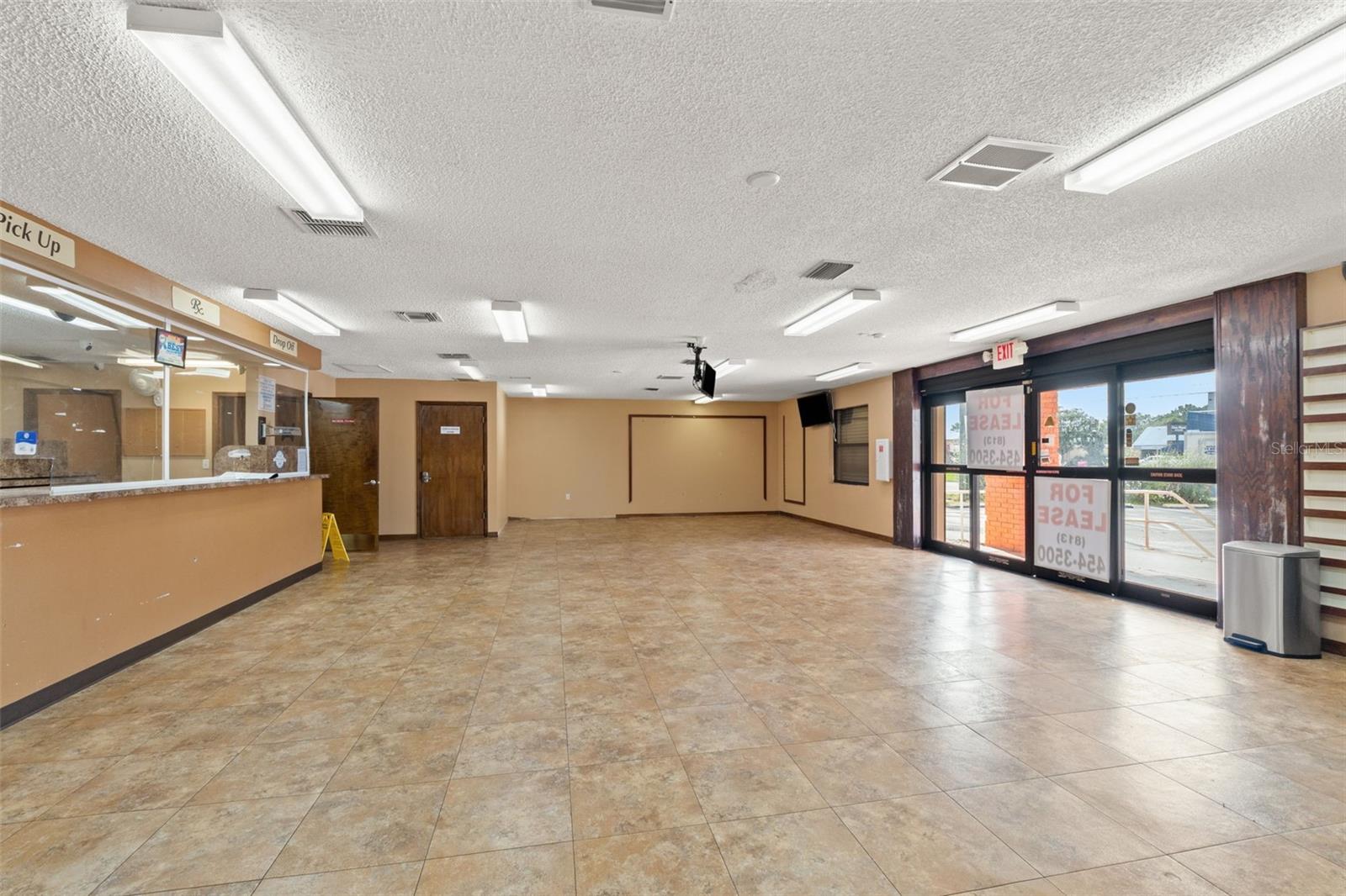 10507 Spring Hill Dr Property Photo 9