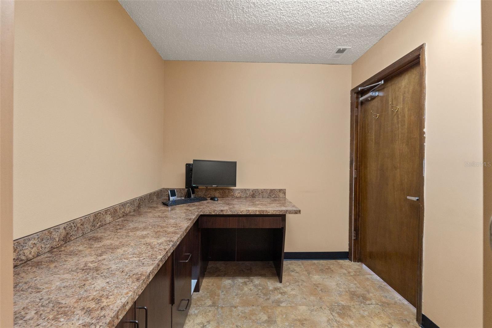10507 Spring Hill Dr Property Photo 22
