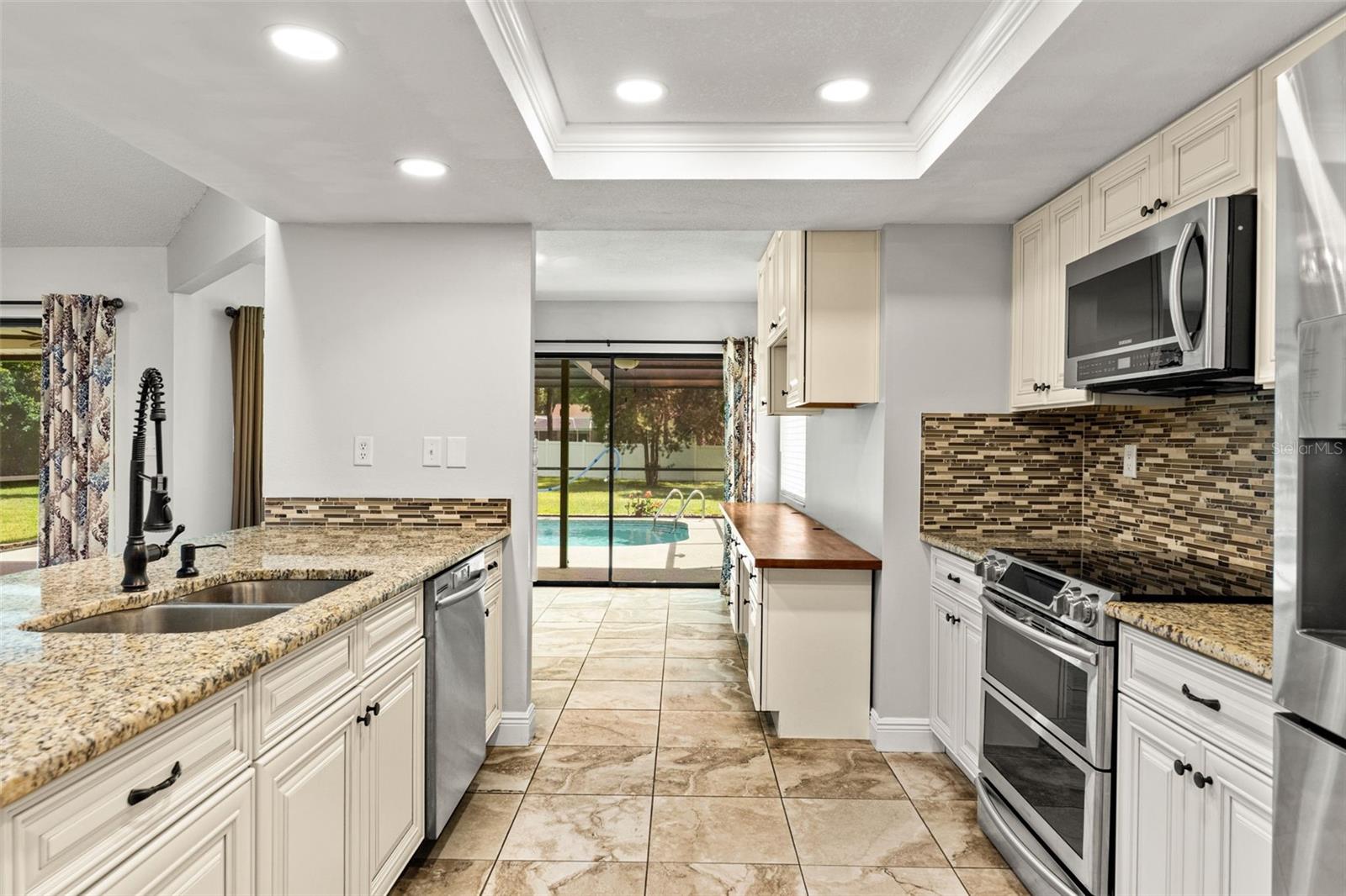 11201 Rainbow Woods Loop Property Photo 40