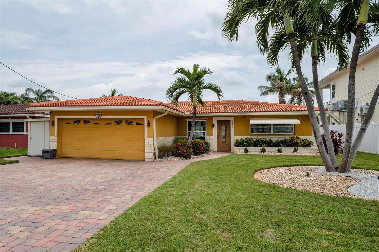 541 CRYSTAL DR Property Photo 1