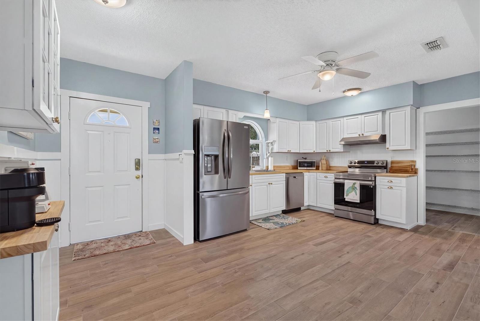 6086 Island Dr Property Photo 17