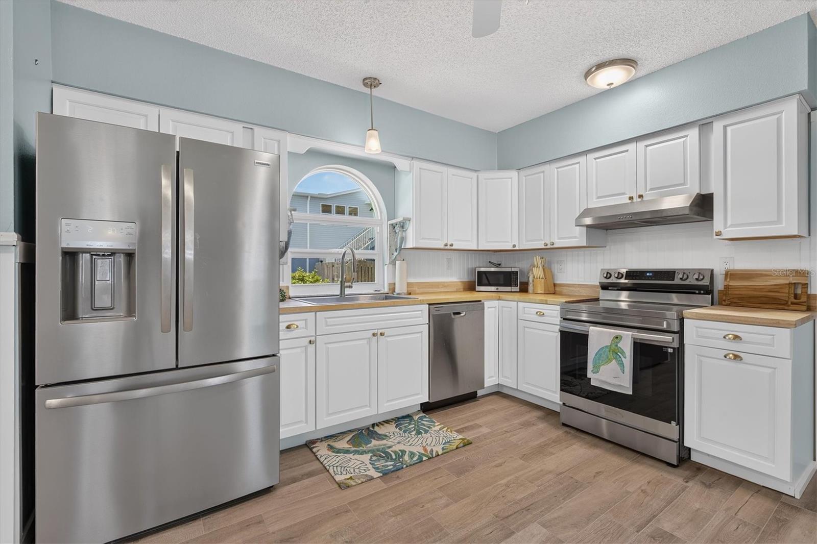6086 Island Dr Property Photo 19
