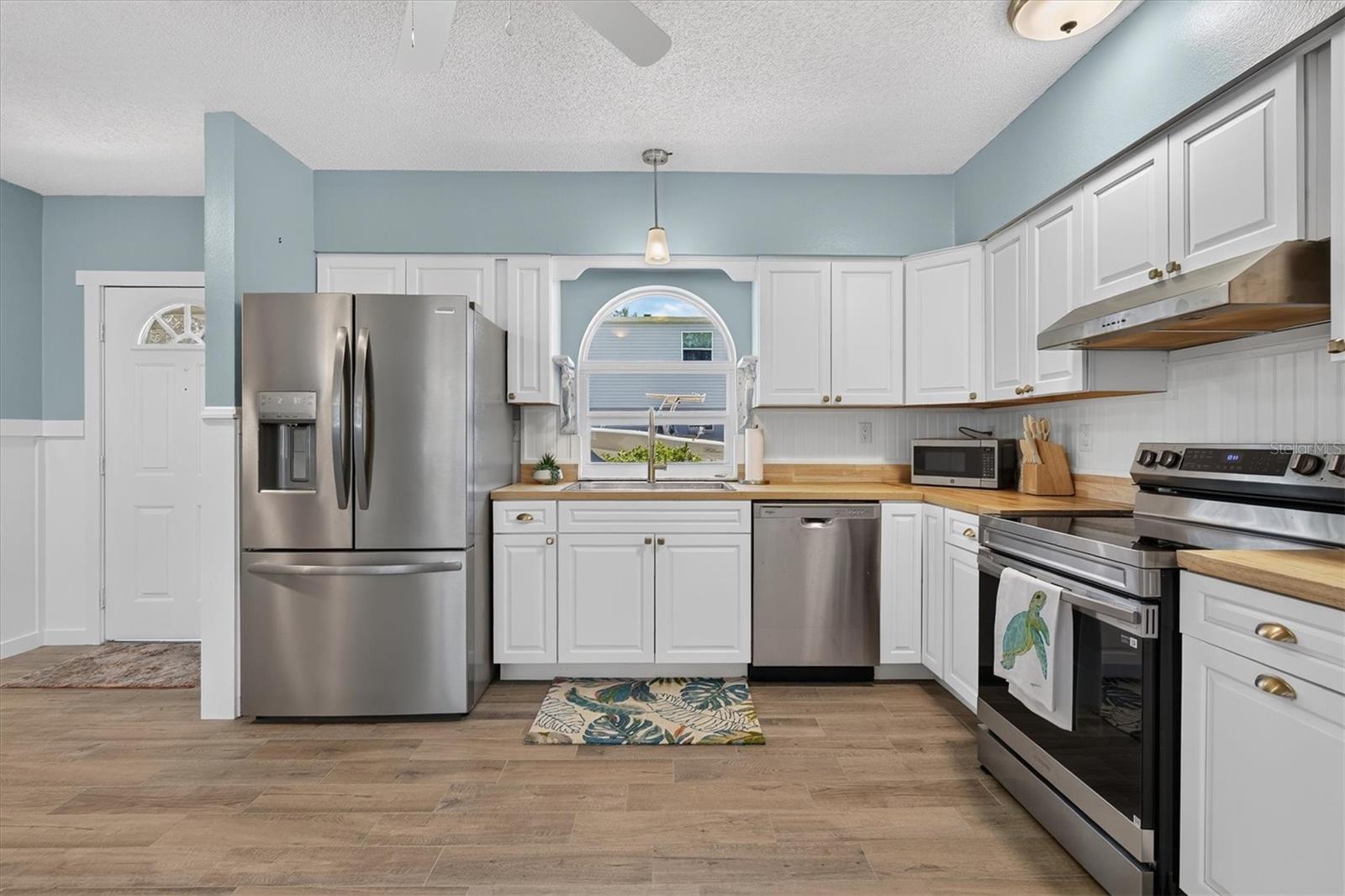 6086 Island Dr Property Photo 24