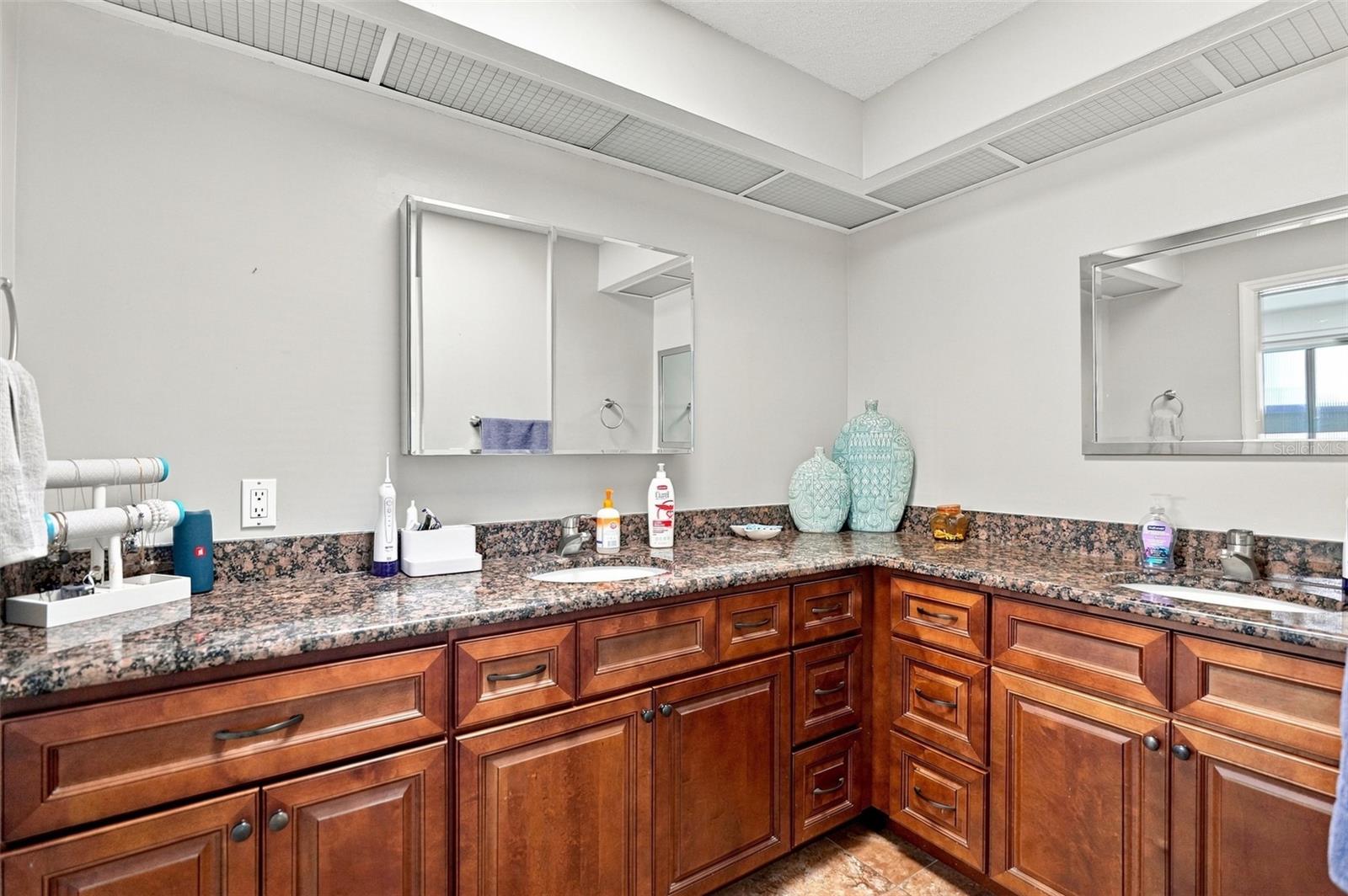 10381 Flag Rd Property Photo 14