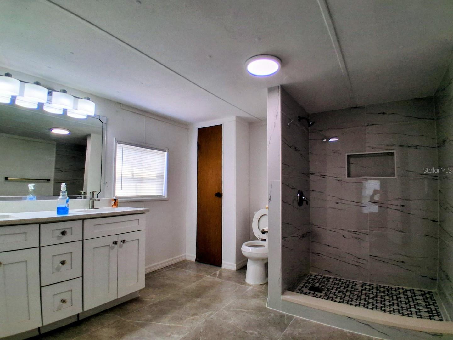 15215 Vine St Property Photo 8
