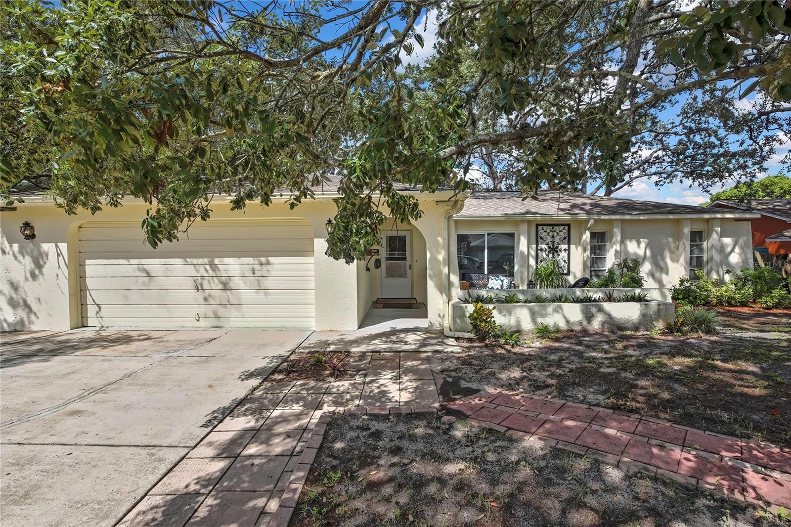 1185 Macfarlane Ave Property Photo
