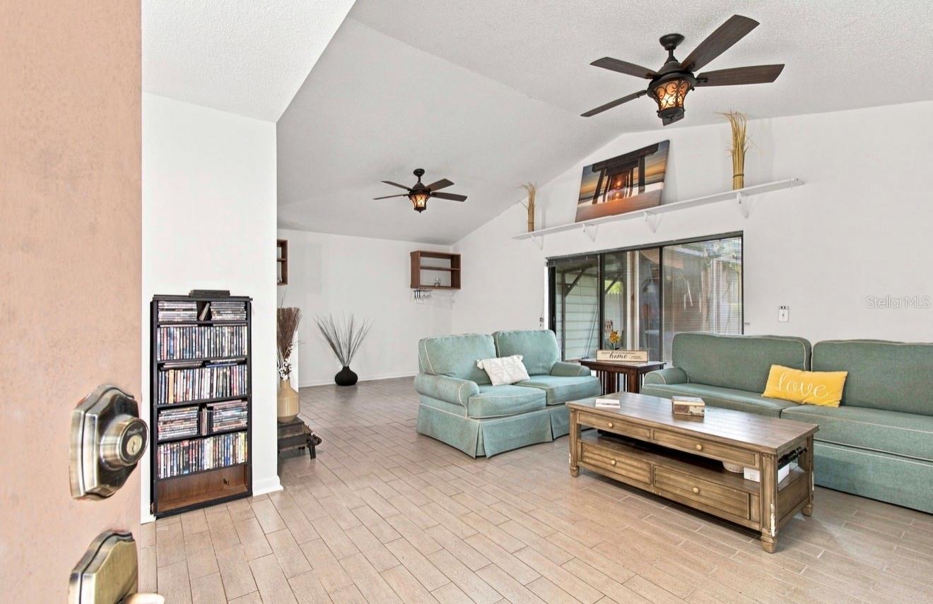1932 Gregory Dr Property Photo 2