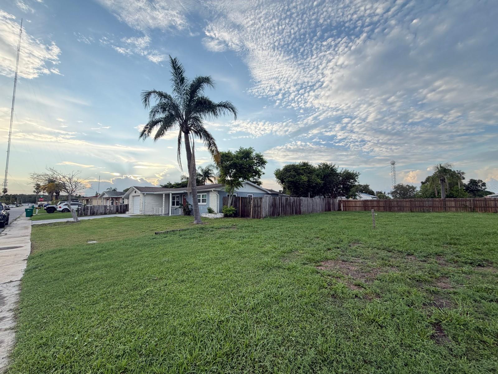 3221 Roxbury Dr Property Photo 2