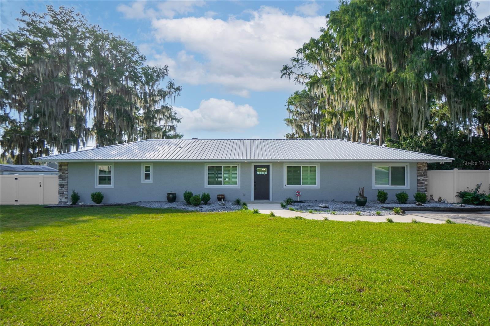 221 S Hunting Lodge Dr Property Photo