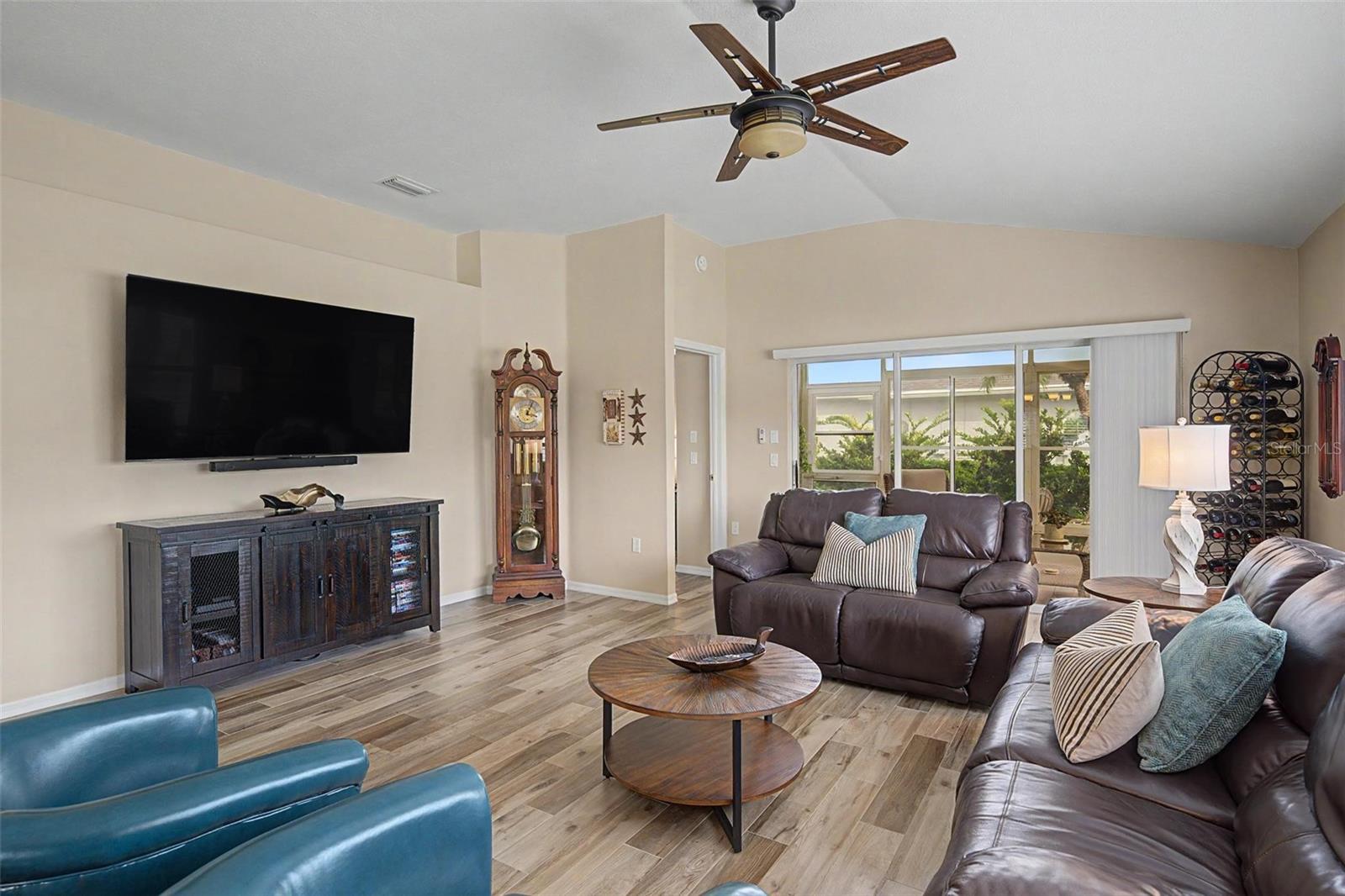 1004 Sweet Jasmine Dr Property Photo 10