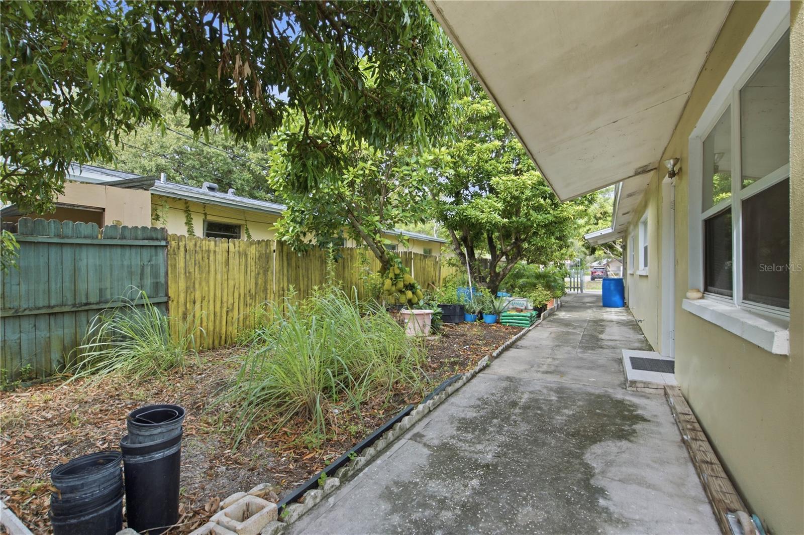 1615 Palm Way Property Photo 13