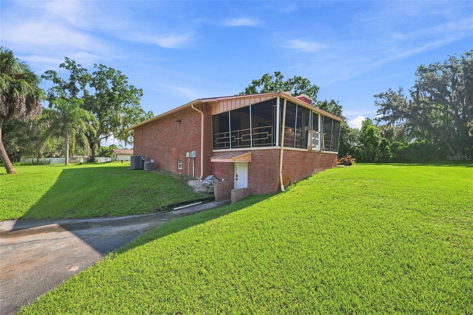 28850 Lindenhurst Dr Property Photo 48