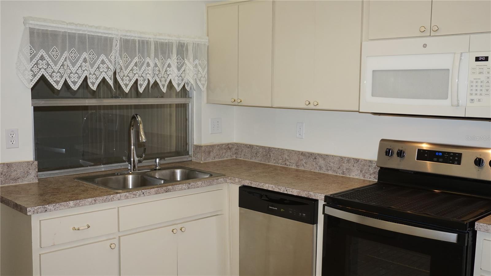 8907 Seeley Ln Property Photo 4