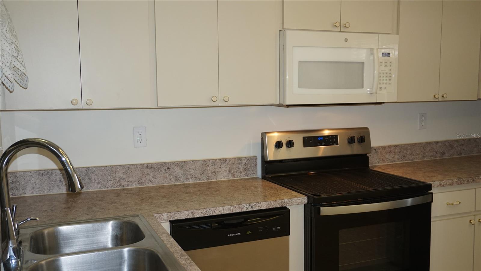 8907 Seeley Ln Property Photo 5