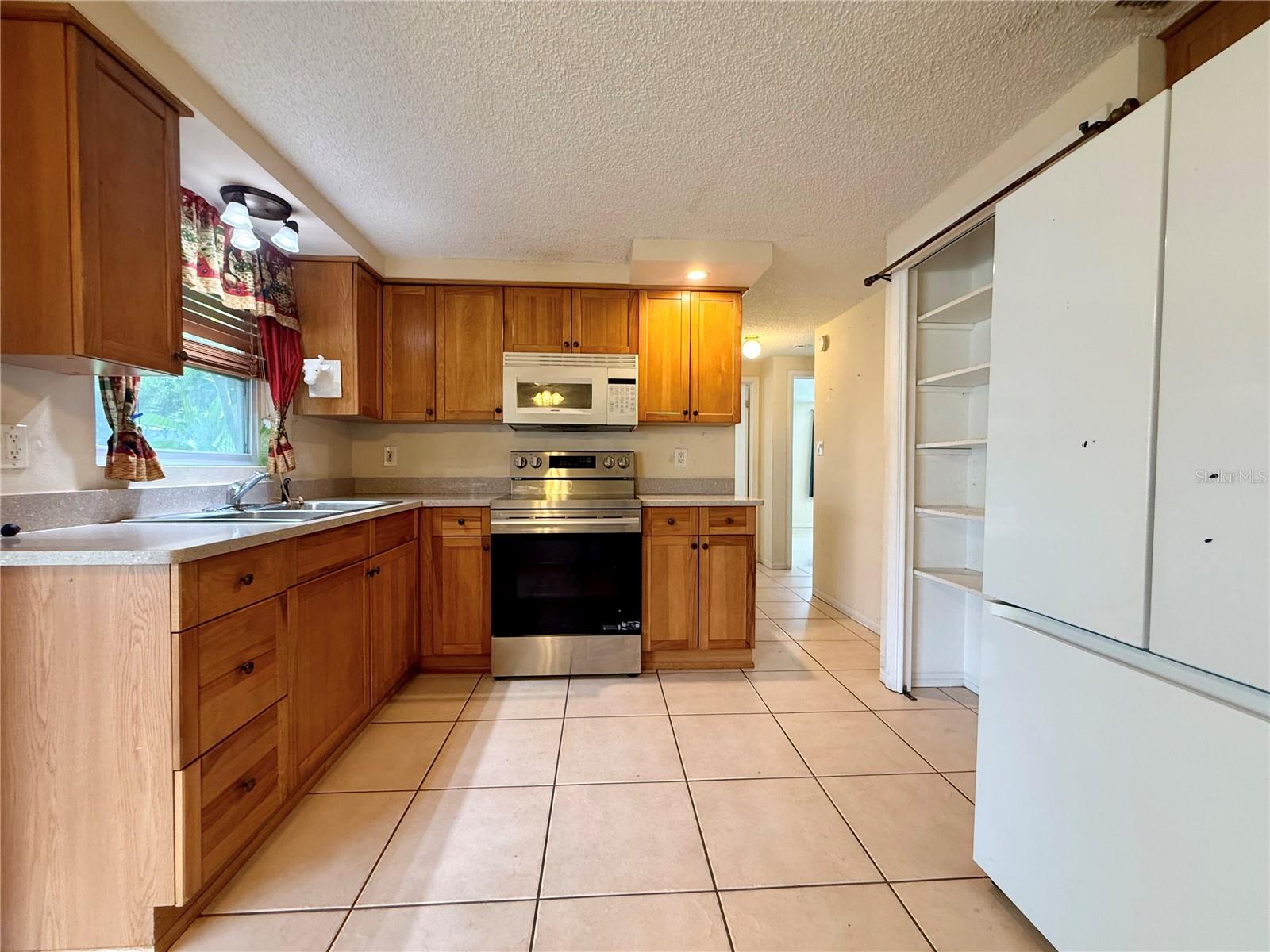 2414 Tahitian Dr Property Photo 8