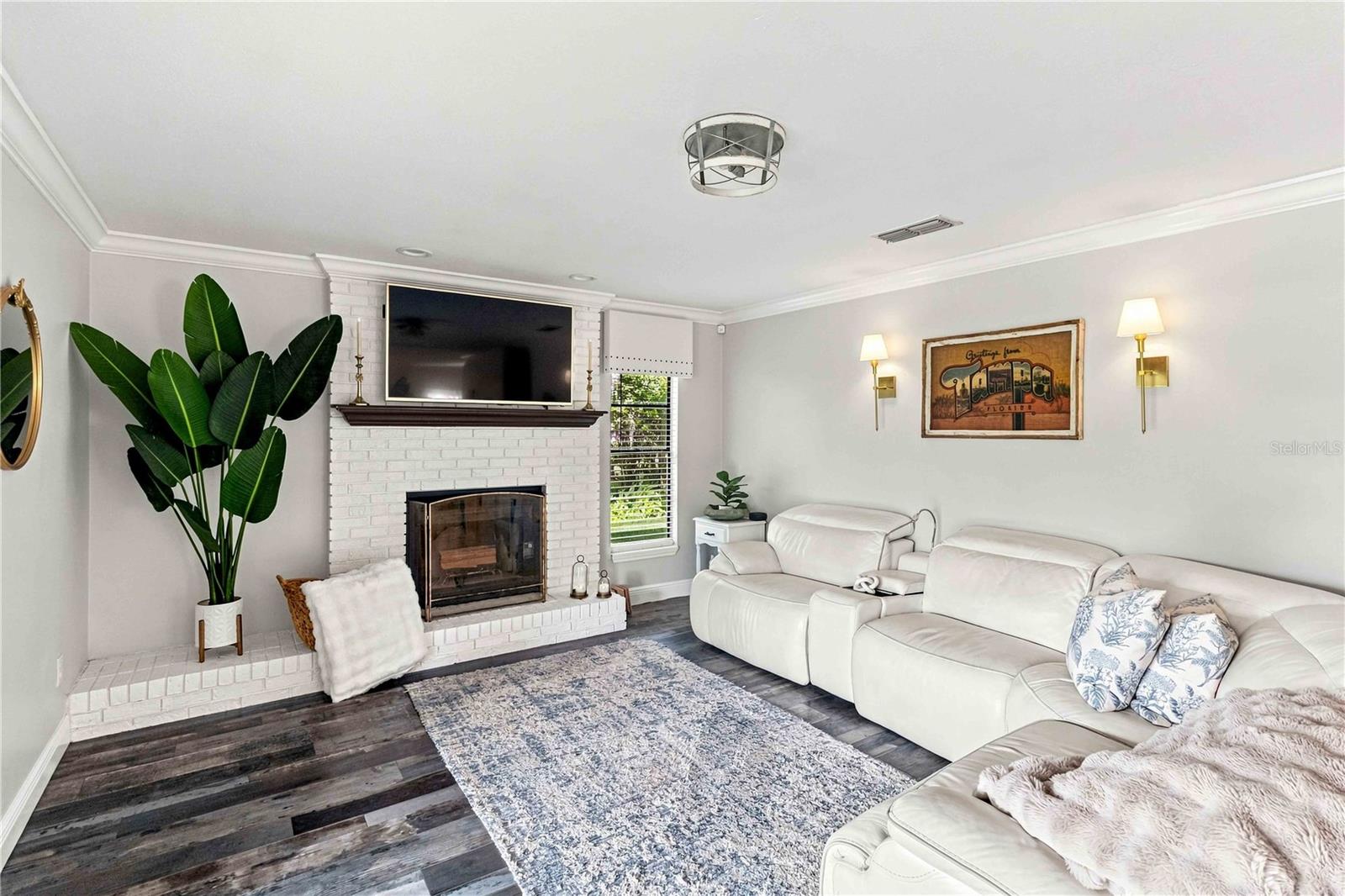 16642 Vallely Dr Property Photo 3