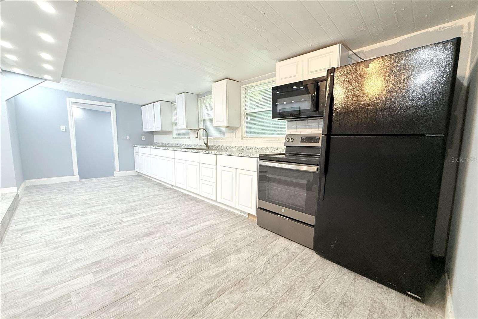 6934 Azlee Ave Property Photo 16