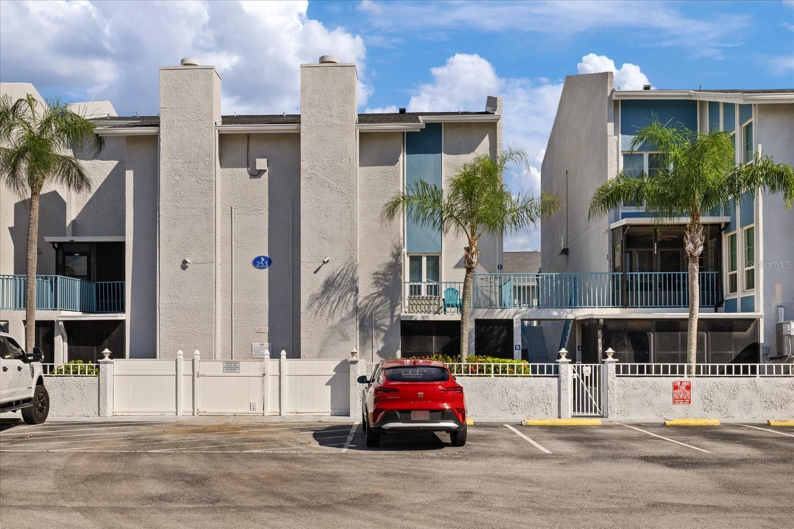 253 REX PL #B Property Photo 1