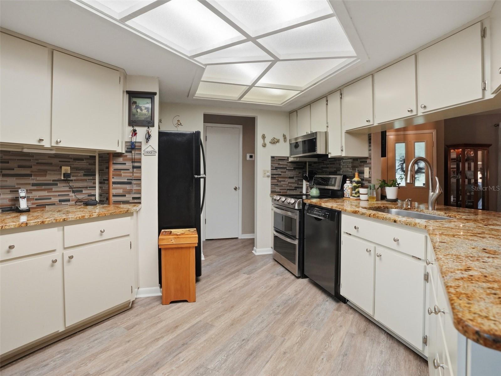 24088 Eppley Dr Property Photo 8