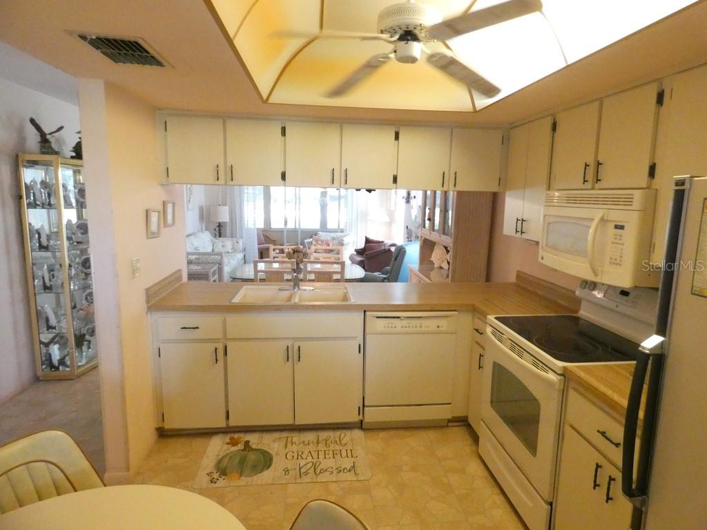 945 Madrid Dr Property Photo 3
